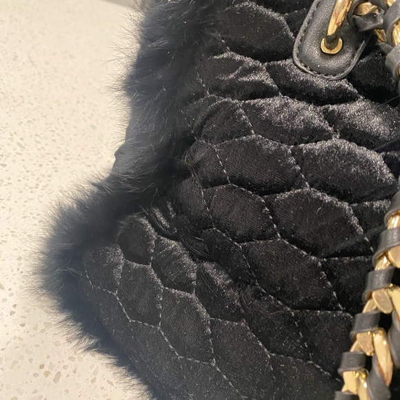 David Jones quilted faux fur trim luxurious black handbag - Picture 4 of 12